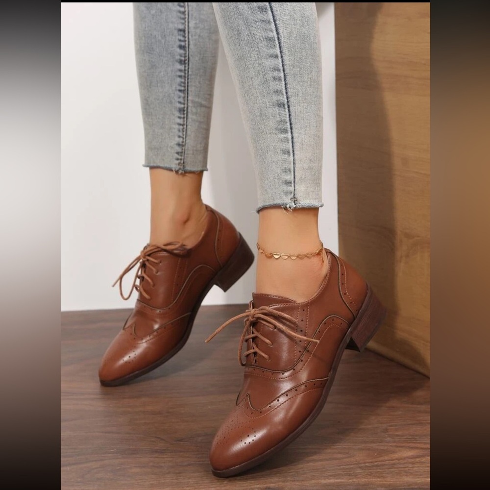Women’s Lace Up Oxford Style Shoes - Picture 3 of 4